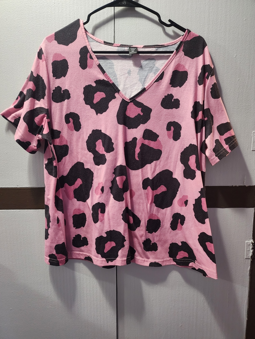SHEIN Pink & Black Leopard Print V-Neck Short Sleeve Top